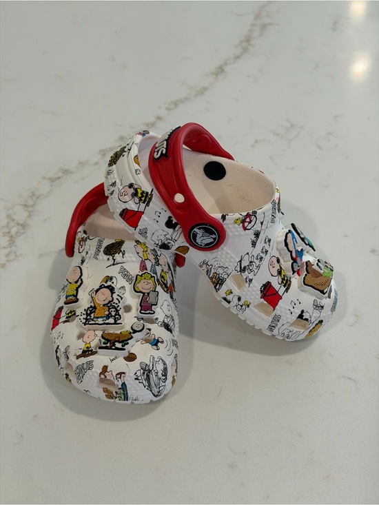 CROCS Other - Peanuts Print Kids Clogs with Red Strap